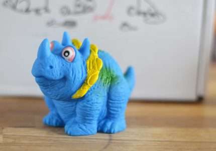 სათამაშო ტრიცერატოპსი ვოკალით